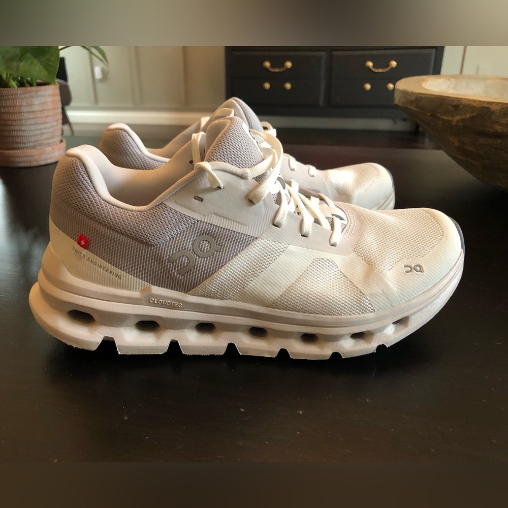 On Clourunner Size 7
